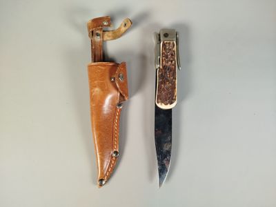 two different types of knives on the table