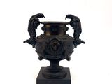 un vase noir orné de deux oiseaux
