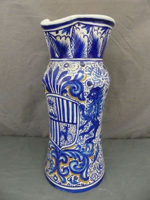 un vase bleu et blanc posé sur une table