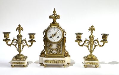 Garniture de cheminée en albâtre et bronze doré comprenant une pendule