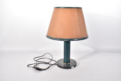 une lampe munie d'un abat-jour marron