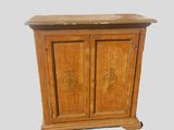 une armoire en bois à deux portes avec un plateau en marbre