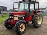 un tracteur rouge garé dans la terre