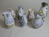 cinq types différents de vases posés sur une table