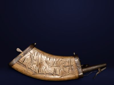 une image représentant une corne sculptée sur fond bleu