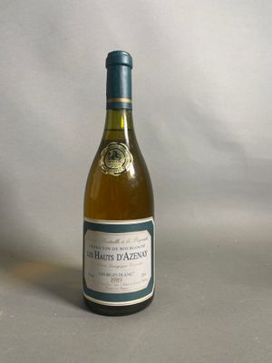 une bouteille de vin posée sur une table