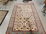 un grand tapis posé au sol, au milieu d'une pièce