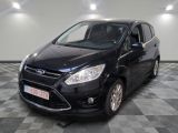 la voiture noire est garée dans le garage sur le sol en damier