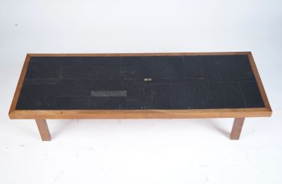 une photo d'une table basse avec un plateau en ardoise noire