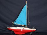 une maquette de voilier avec une voile bleue