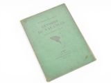 un livre vert sur lequel figure l'image d'un oiseau
