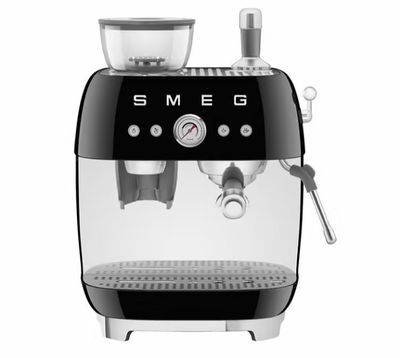 gros plan d'une machine à café sur fond blanc