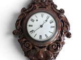 une horloge accrochée au mur sur le mur