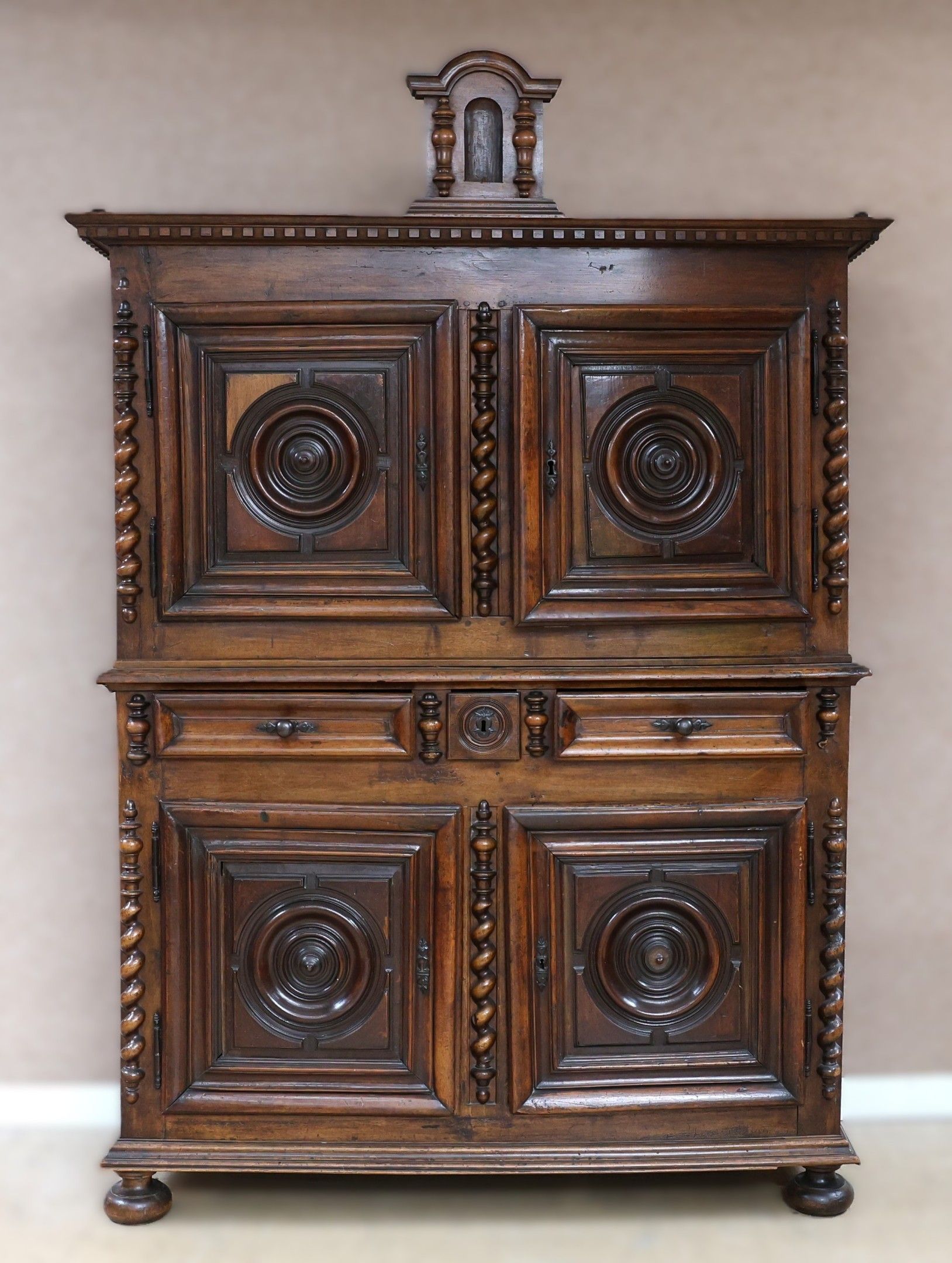 Buffet dfeux corps en bois naturel, mouluré et sculpté ouvra…