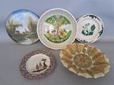 cinq assiettes aux motifs variés posées sur une table
