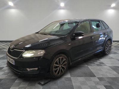 la voiture noire est garée sur un sol en damier dans le garage