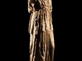 une vieille statue représentant une femme portant un voile sur la tête