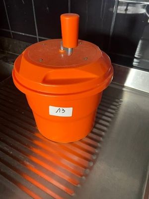 un seau orange posé sur un évier en inox