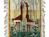 un tapis sur lequel figurent un oiseau et un autre oiseau