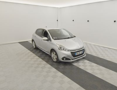 la petite voiture est garée dans le garage sur le sol en damier