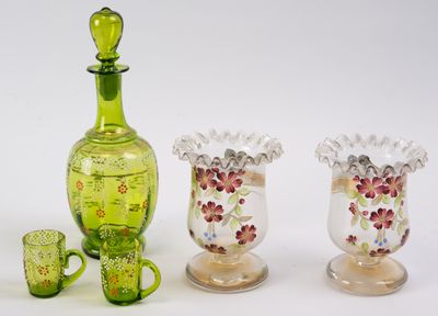 trois vases en verre et une bouteille posés les uns à côté des autres