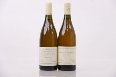 deux bouteilles de vin blanc posées l'une à côté de l'autre sur une table
