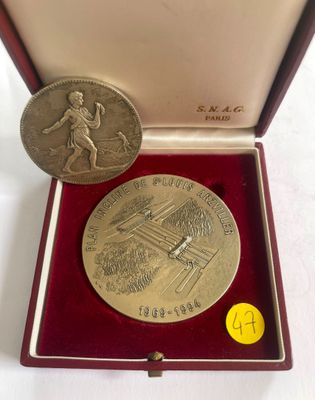 an image of a medal in a box with a coin in it