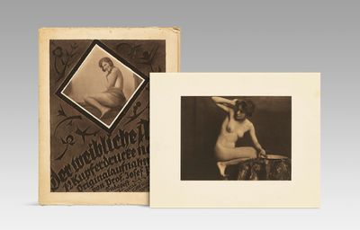 une vieille photo en noir et blanc représentant une femme nue assise sur un tabouret