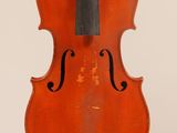 gros plan d'un violon avec un archet sur fond blanc