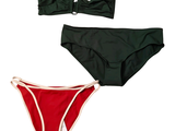 une paire de bikinis rouge et vert ornés de nœuds papillon sur fond blanc