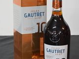 une bouteille de Gautret posée sur une table, à côté d'une boîte