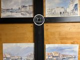 une image d'un tableau sur le mur d'un bâtiment