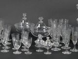 beaucoup de verres à vin et un vase sur la table