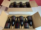six bouteilles de vin dans un carton sur une table
