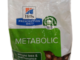 un sac de croquettes posé sur une table