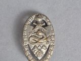 un gros plan d'une broche en argent ornée d'un serpent