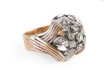 gros plan d'une bague avec des diamants sur fond blanc