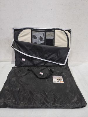 un sac noir et blanc muni d'une fermeture éclair sur le dessus