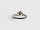 gros plan d'une bague en diamant sur fond blanc