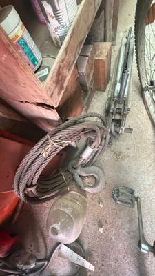 un vélo posé par terre à côté d'autres outils
