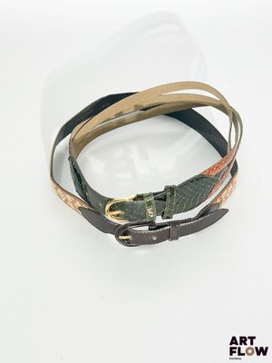 la ceinture est en cuir et est dotée d'une boucle en métal