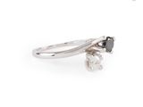un gros plan d'une bague sertie d'un diamant noir sur fond blanc