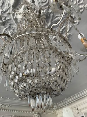un lustre suspendu au plafond d'une pièce