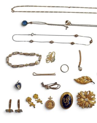 un assortiment de bijoux en or et en argent, comprenant des broches, des boucles d'oreilles, des bagues et des bracelets