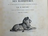 un vieux livre sur lequel est dessiné un lion couché sur le flanc