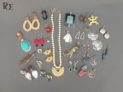 plusieurs types de bijoux différents présentés sur une table
