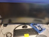 une image d'un écran d'ordinateur et d'un clavier sur un bureau