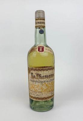 une photo d'une bouteille d'alcool posée sur une surface blanche