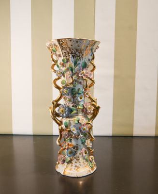Vase cornet en porcelaine à décor en relief de fleurs et reh…