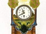 une horloge accrochée au mur, sur laquelle figure un tableau